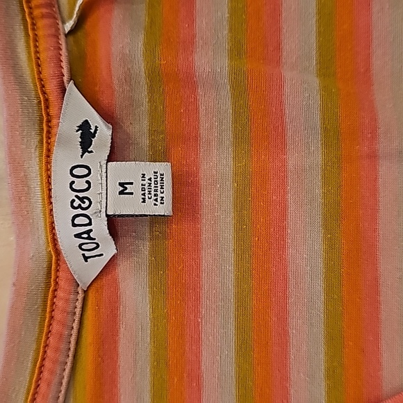 Title Nine Toad & Company V-Neck T-shirt M - Picture 2 of 6